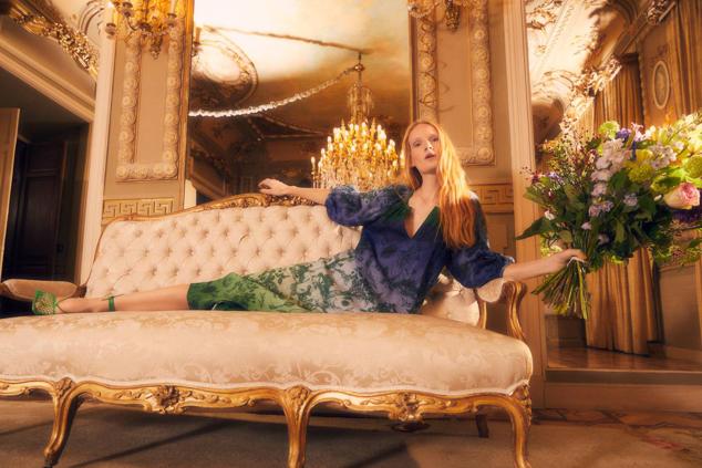 Aunque, dentro del mismo estilo bohemio, confortable y favorecedor, puedes dar también con este otro katán con estampado toile de jouy en tejido efecto degradé de azul a verde.