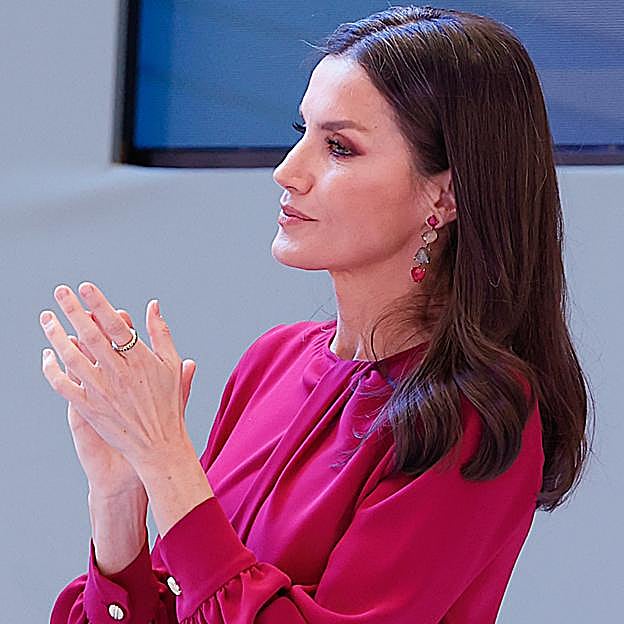 La reina Letizia lleva siempre el anillo en el dedo índice de la mano izquierda.