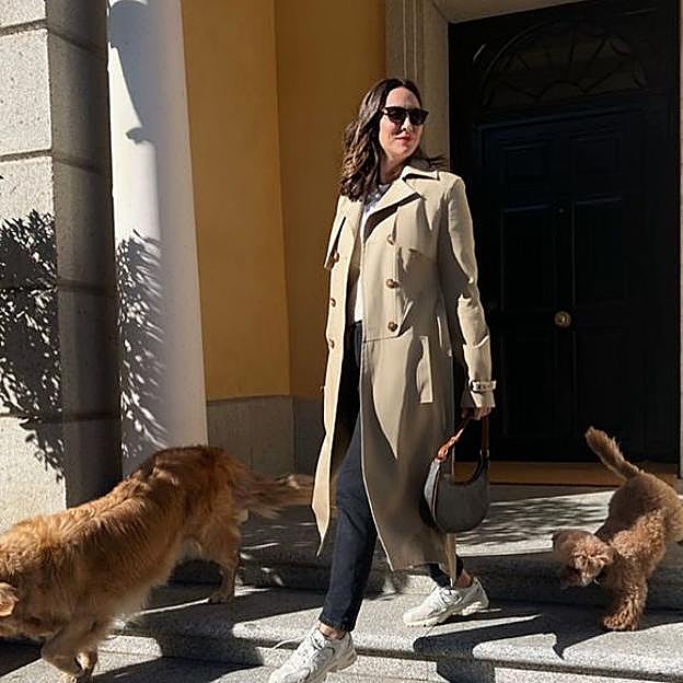 Tamara Falcó y el look más relajado en casa de Isabel Preysler con las zapatillas que arrasan