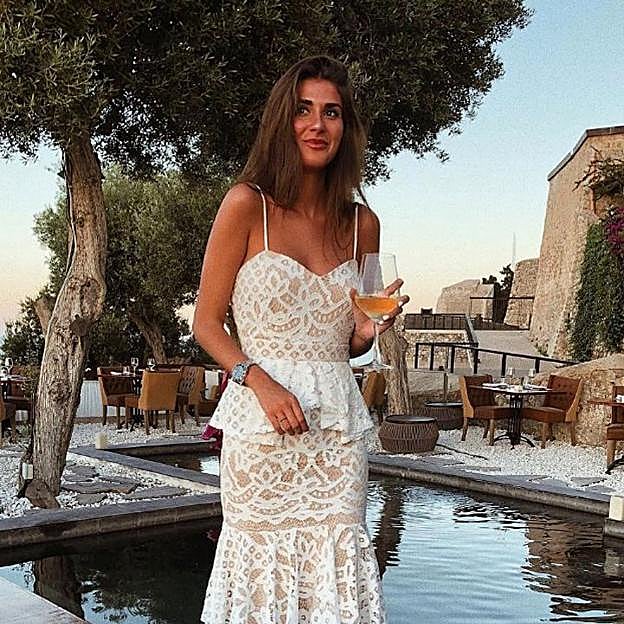 Massimo Dutti tiene el vestido blanco que quieren todas las novias: es muy ponible y ultrafavorecedor 