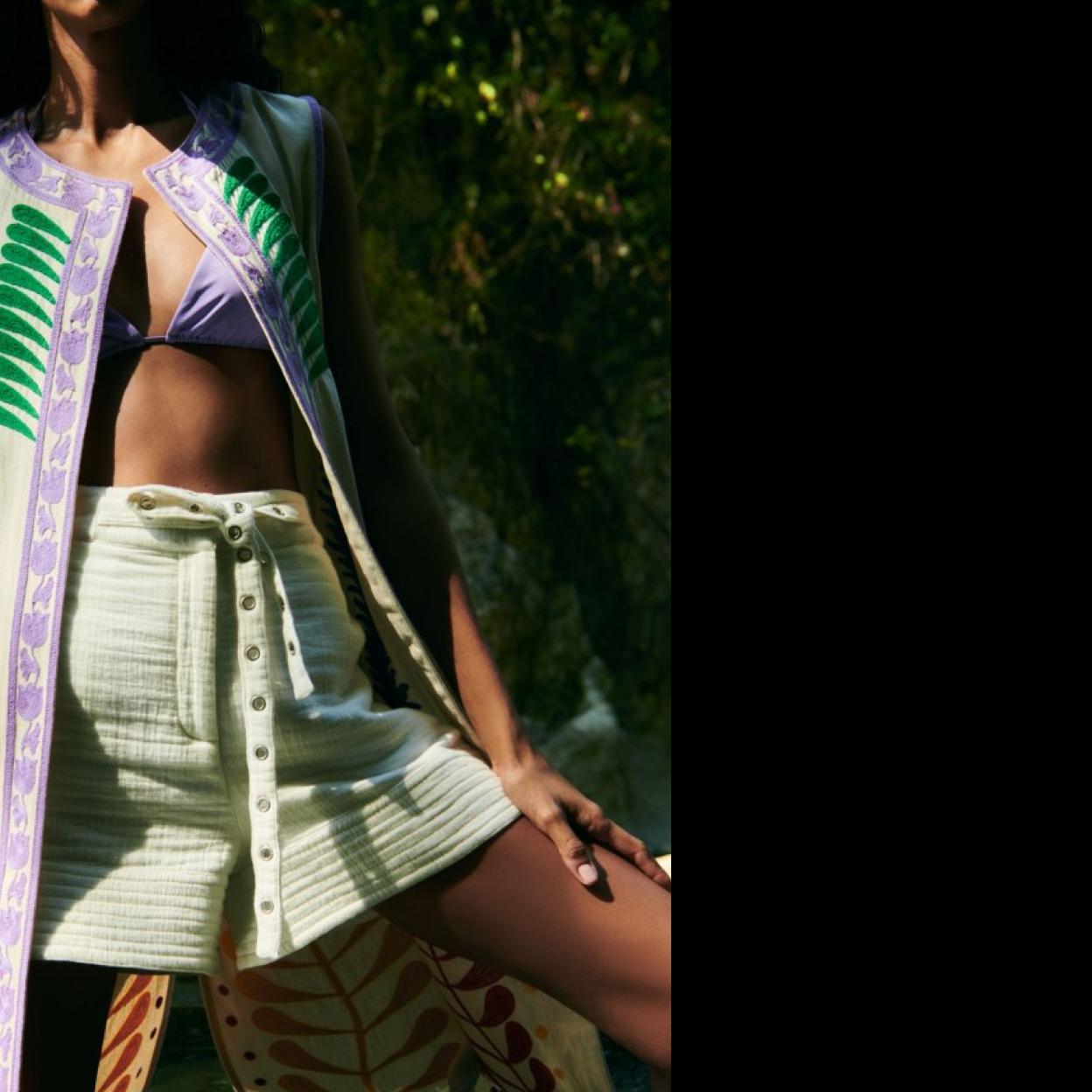 Un look con chaleco de colores.