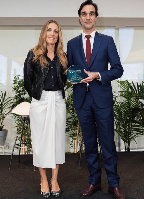 Imagen - Amaia Campos, directora de publicidad de Mujerhoy, ha entregado el premio a Alberto Morla, director de comunicación de Peugeot en España.