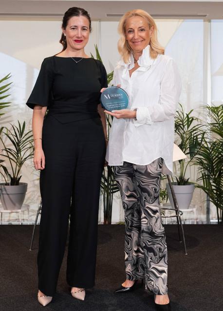 Imagen - Samary Fernández Feito, directora general del área de lujo, estilo de vida y revistas de Vocento, ha entregado a María Helena Antolín, Vicepresidenta del Grupo Antolín.