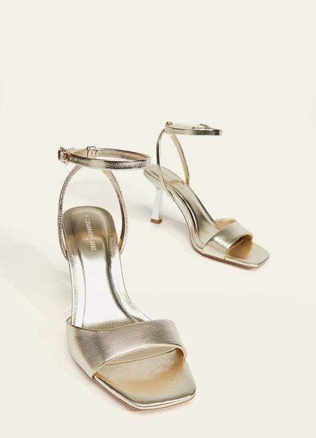 Imagen - Sandalias de tacón en dorado de Stradivarius. Foto: Stradivarius.