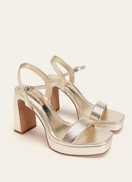 Imagen - Sandalia de tacón en dorado con plataforma de Stradivarius. Foto: Stradivarius.