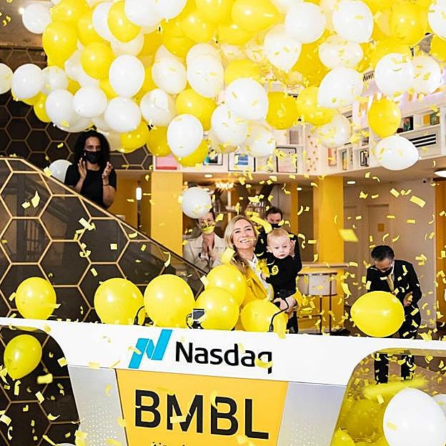 Wolfe, con su primer hijo en brazos, en la salida a bolsa de Bumble en 2021.