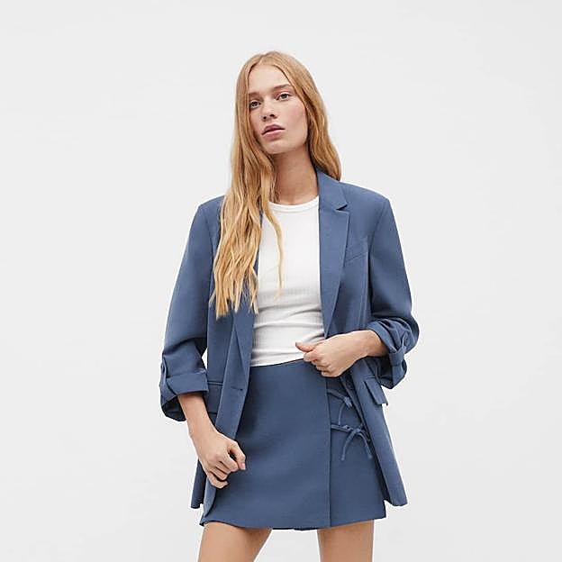 Imagen principal - Conjunto de traje en azul índigo de Stradivarius.