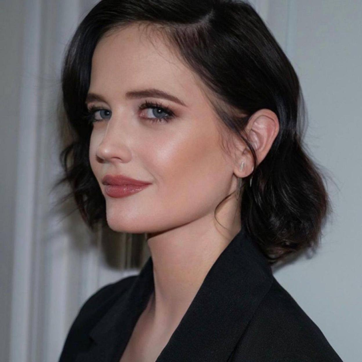 Foto de Eva Green con piel lisa y radiante