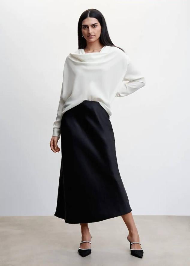 Blusa fluida con cuello solapa combinado con escote drapeado y manga larga, tono blanco, de Mango. Su precio es de 29,99 euros.