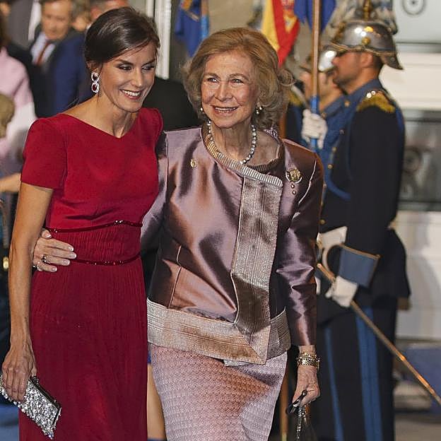 Amigas o enemigas: Cómo es la relación de Letizia y Sofía 5 años después  del rifirrafe: hablan los expertos | Mujerhoy