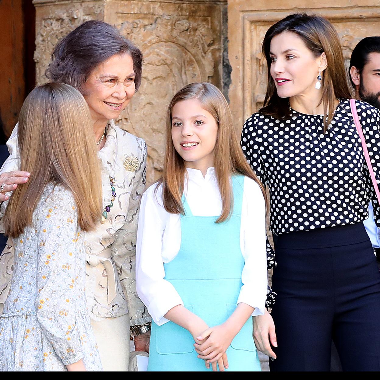 La reina Letizia con sus hijas, Leonor y Sofía, y la reina Sofía tras el rifirrafe de la catedral de Palma.