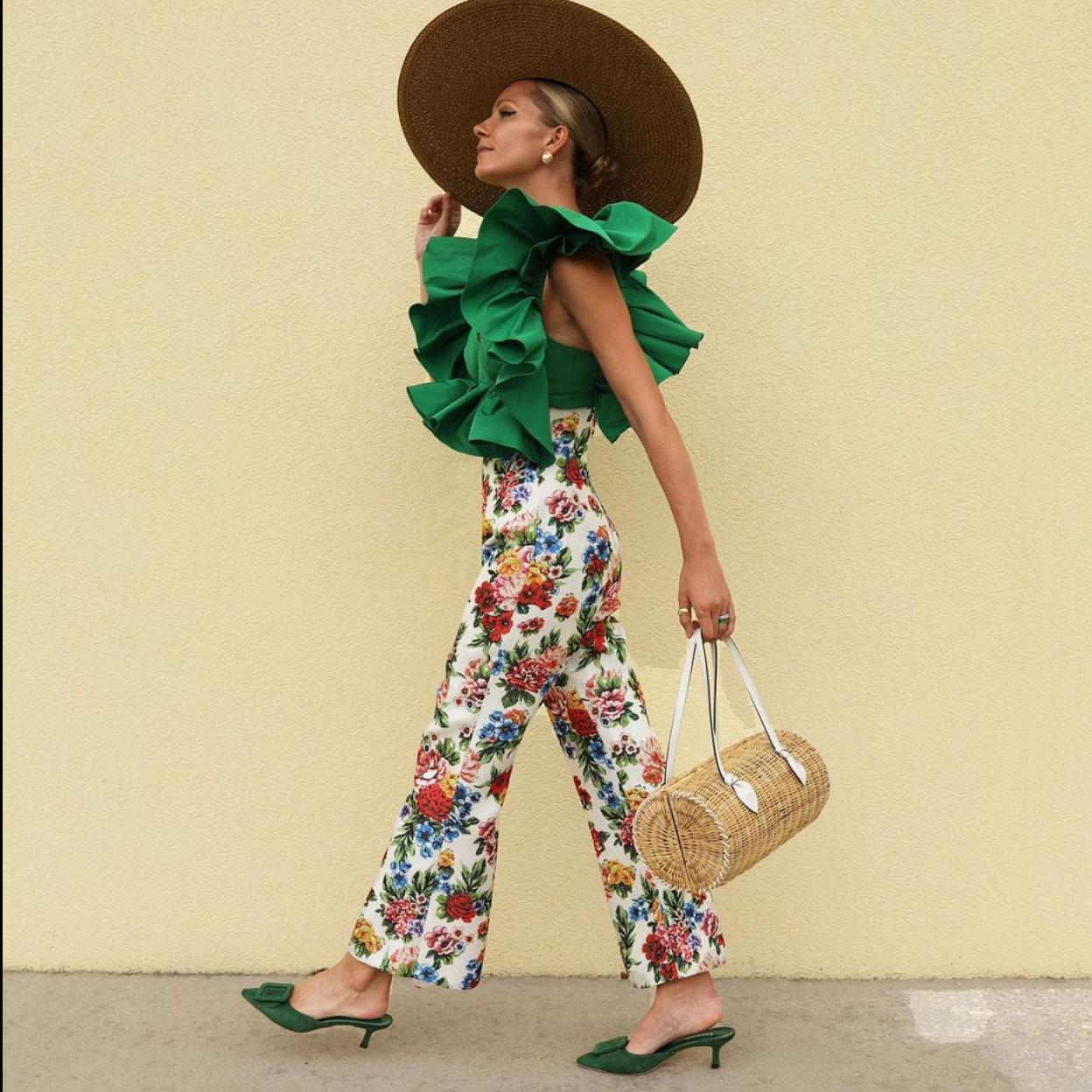 La influencer Blair Eadie con un look con pantalones de flores.