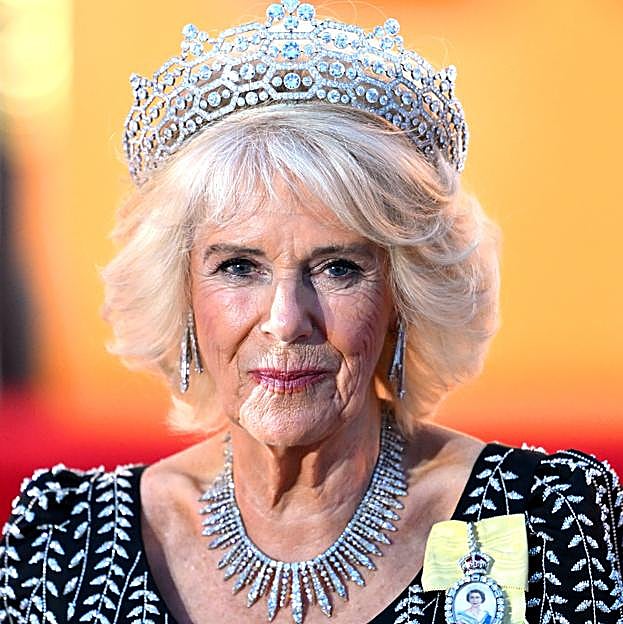 El espectacular look con dos tiaras de Isabel II que ha llevado la reina Camila en su viaje a Alemania