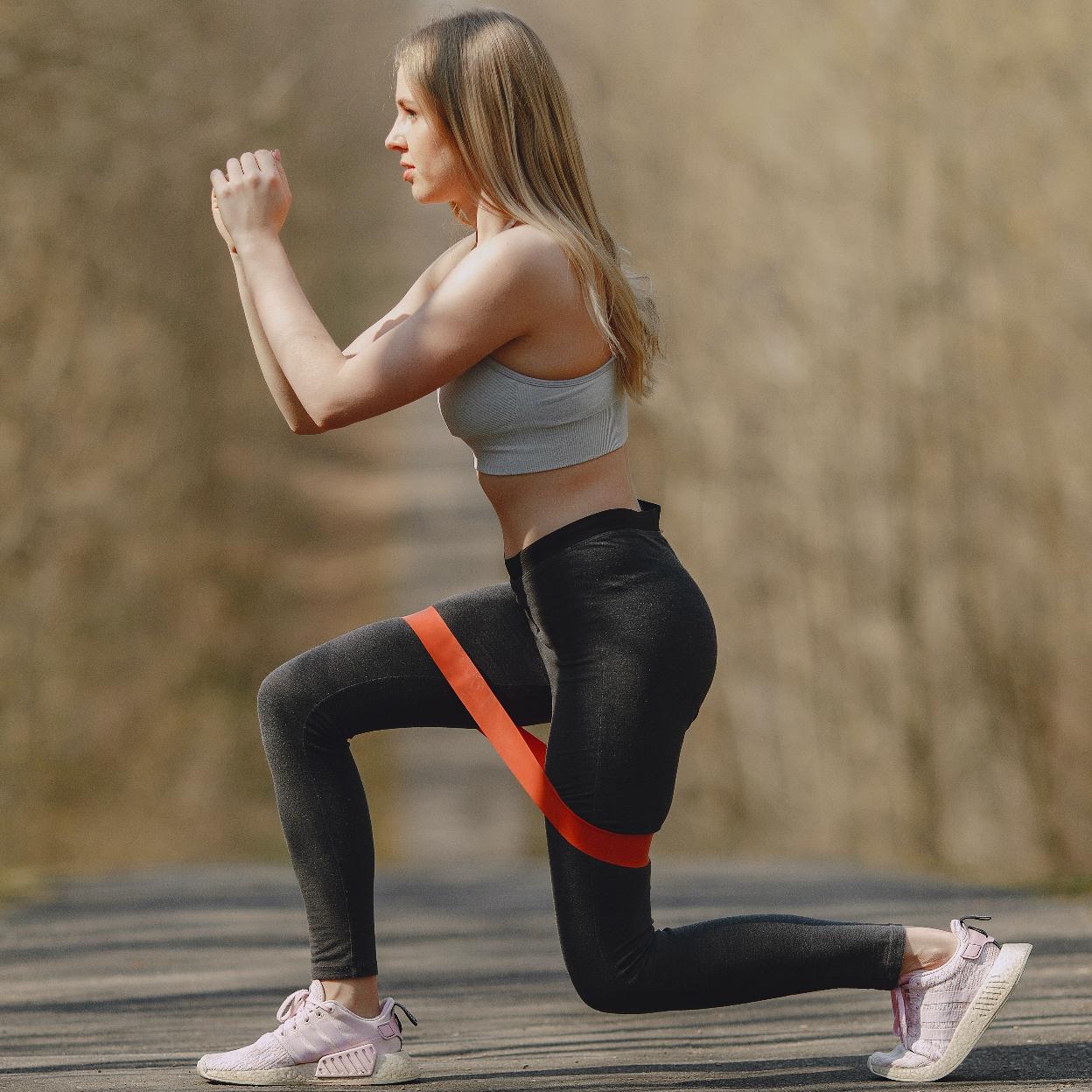 Mujer entrenando con bandas de resistencia