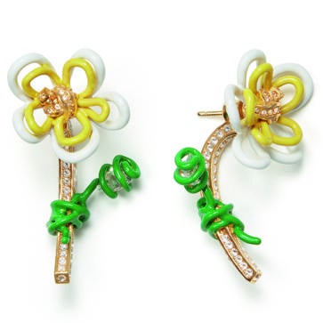 Imagen secundaria 1 - Detalle de calzado en el desfile de Loewe para esta primavera, pendientes florales de Bottega Veneta y sandalia con flor de Aquazzura.