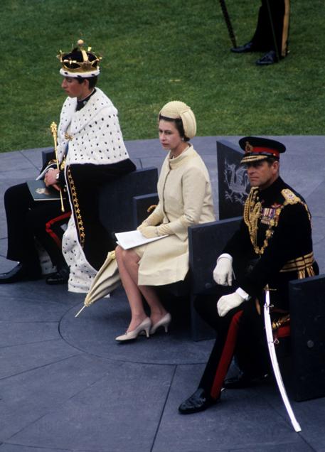 Imagen - Carlos besó a su madre en la mejilla y se sentó junto a ella y a su padre, el duque de Edimburgo. Gtres.