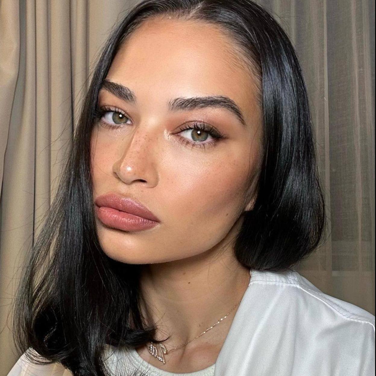 La modelo Shanina Shaik presume de una cejas con efecto microblading