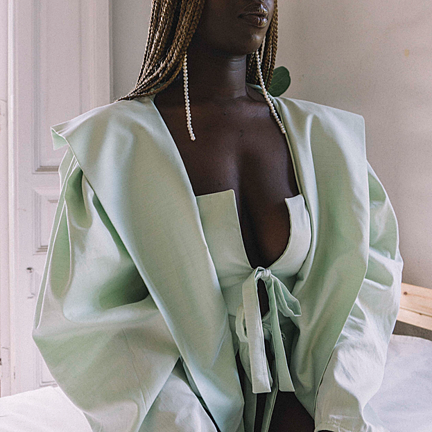 Imagen principal - Imágenes editoriales de Cléa Studio (camisa verde menta), Mango (novia) y Laagam (vestido rojo).