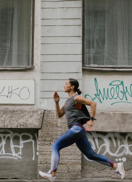 Imagen - Mujer con piernas fuertes/PEXELS