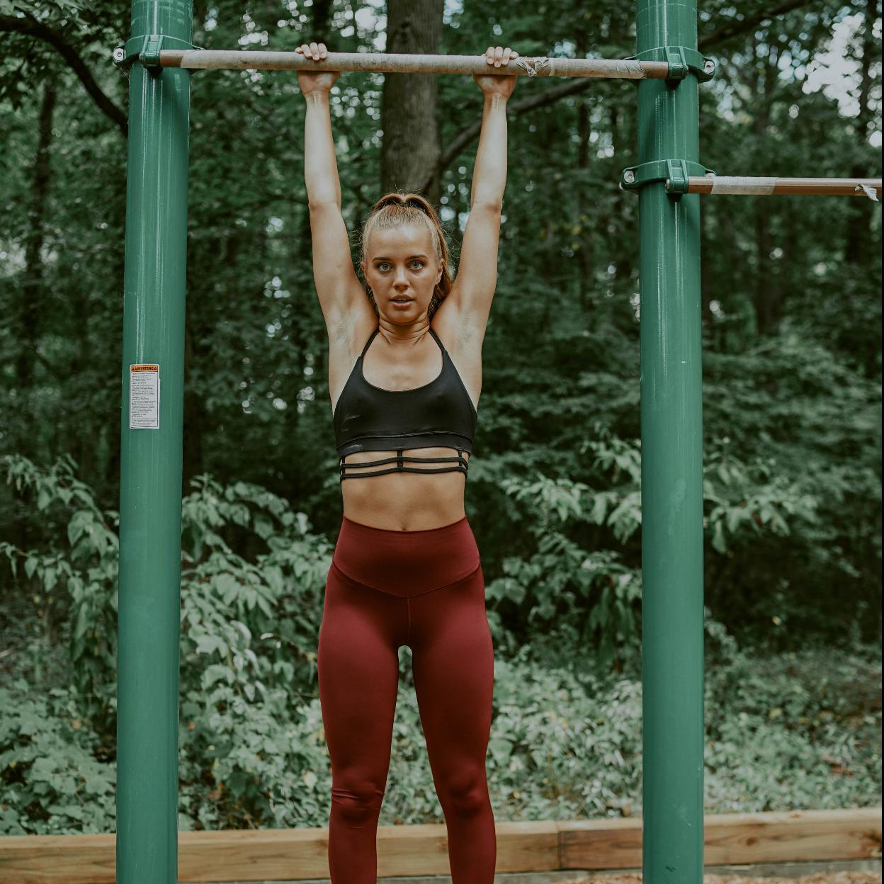 Mujer entrenando fuerza