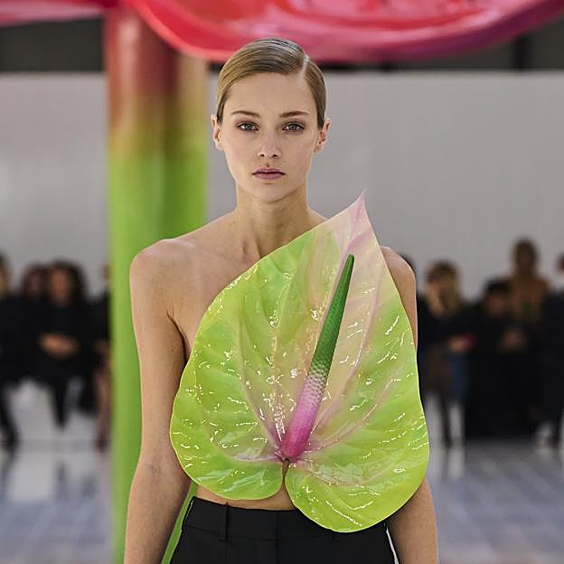 Imagen principal - Imágenes de los desfiles para esta primavera de Loewe, Louis Vuitton y Miu Miu.