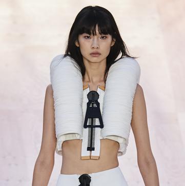 Imagen secundaria 1 - Imágenes de los desfiles para esta primavera de Loewe, Louis Vuitton y Miu Miu.