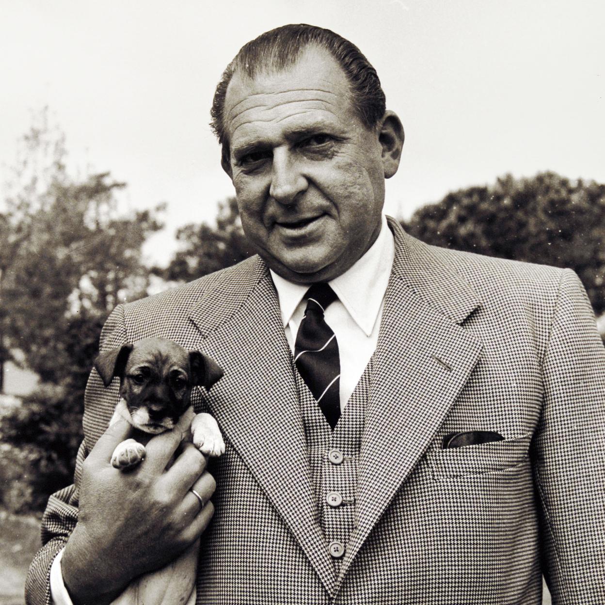 Don Juan de Borbón conuno de sus perros en Estoril, durante su exilio.