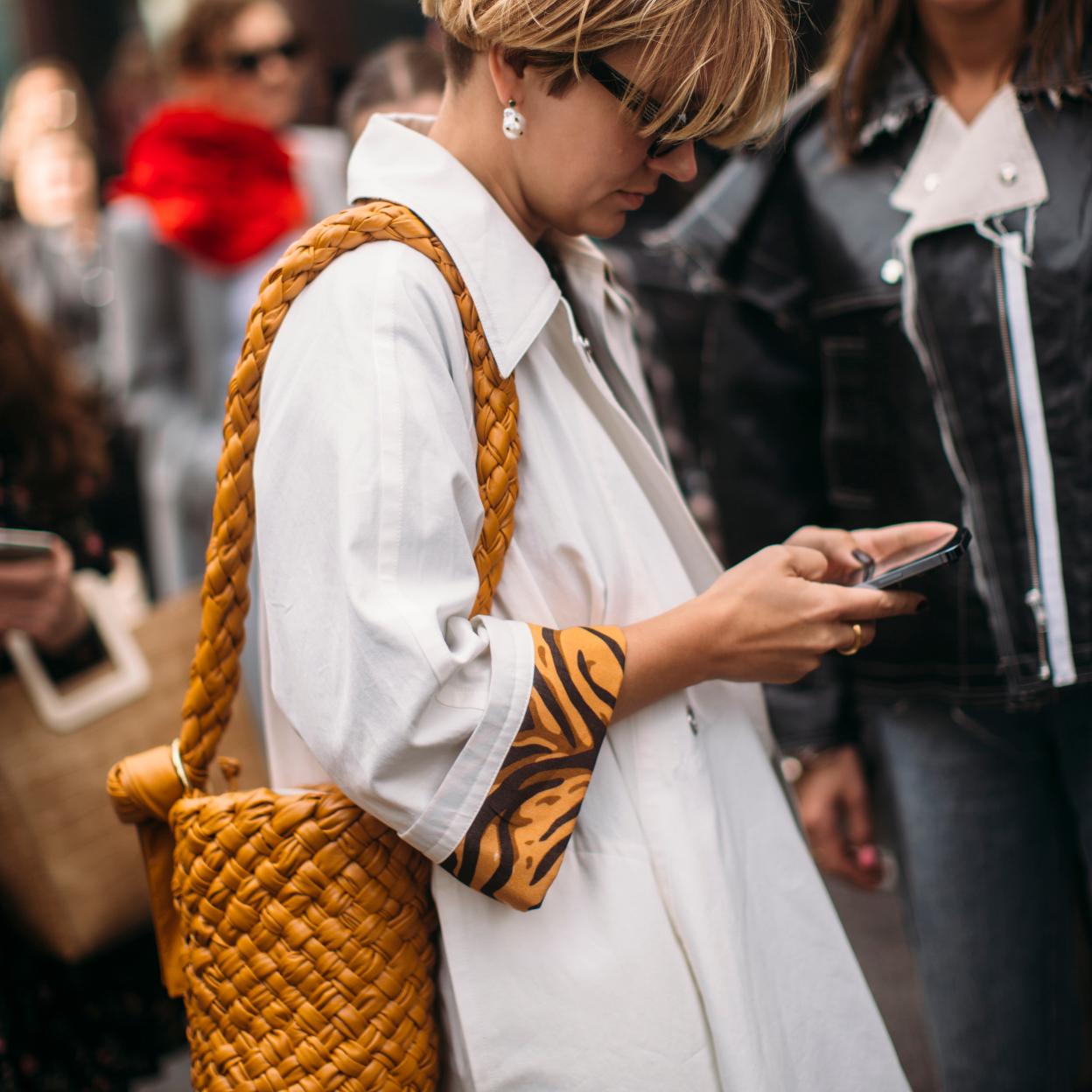 moda: Lefties tiene el bolso bandolera de rafia más bonito de la temporada