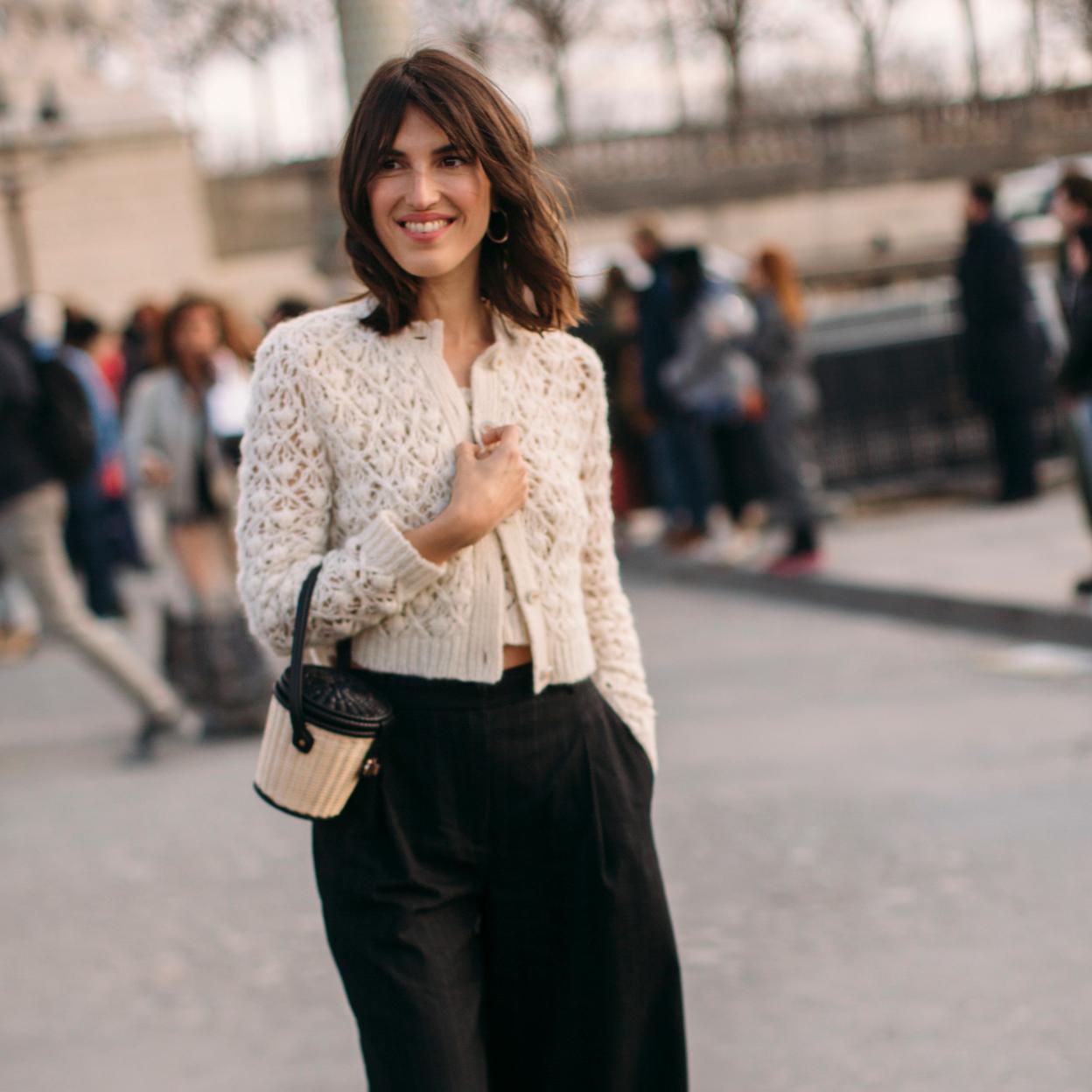 Un look del street style de París.