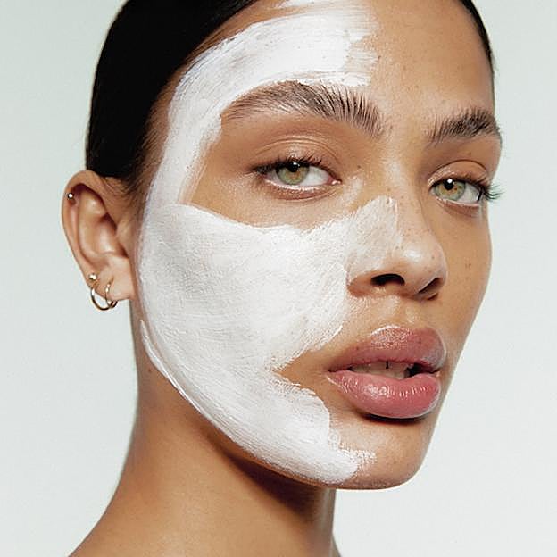 Lo estás haciendo mal: cómo usar bien las mascarillas exfoliantes para piel grasa y no pasarse, según las expertas