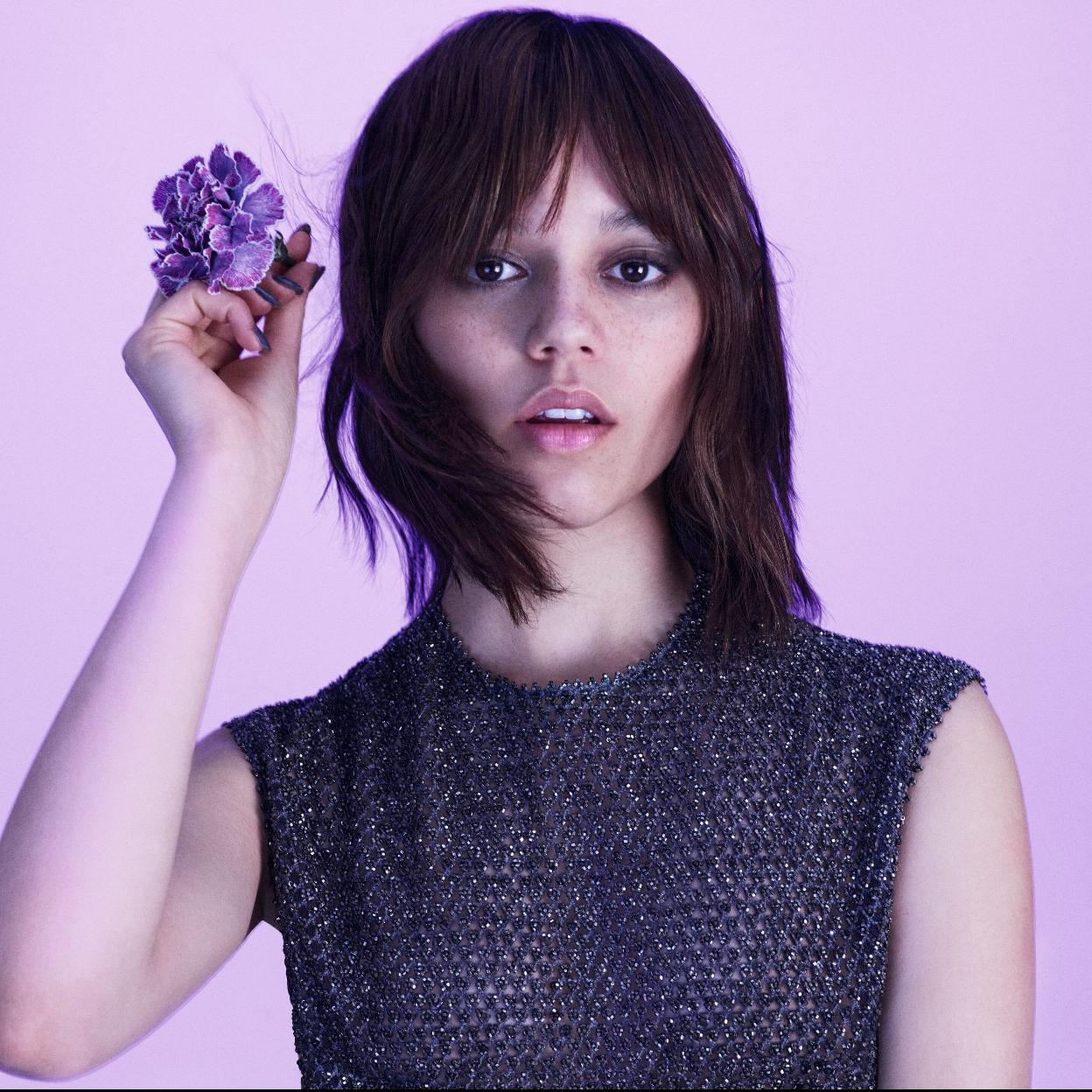 La actriz Jenna Ortega, embajadora de la icónica fragancia Gris de Dior.