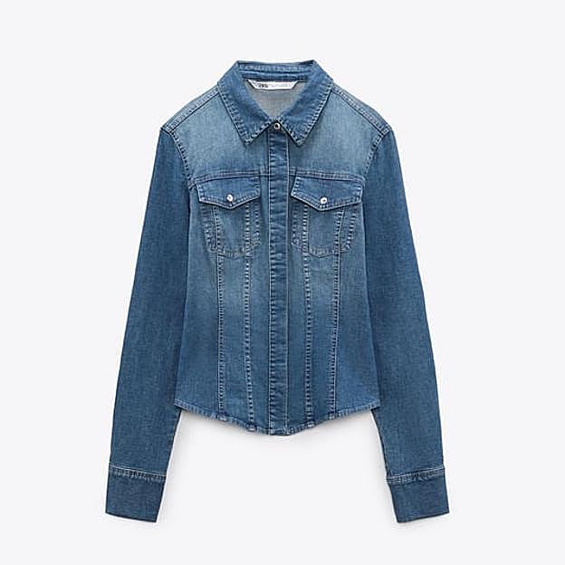 Imagen principal - La camisa de Zara, la gabardina de Esprit y los pantalones de Zara.