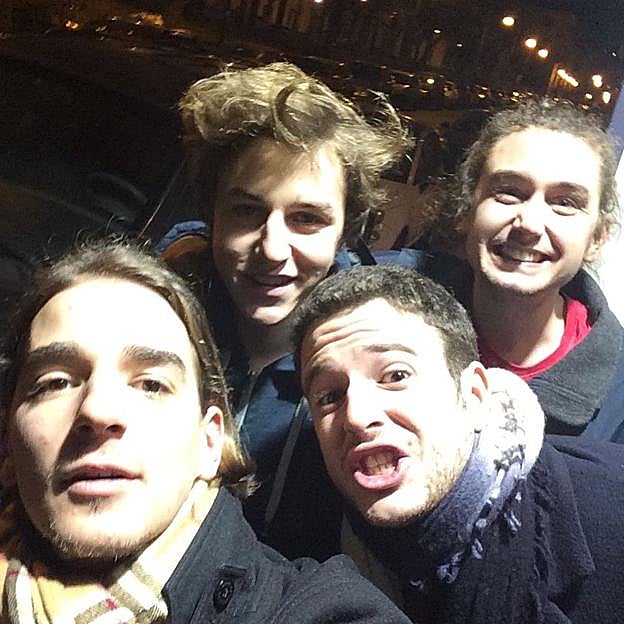 Una fotografía de Aless y Clemente, con amigos. 