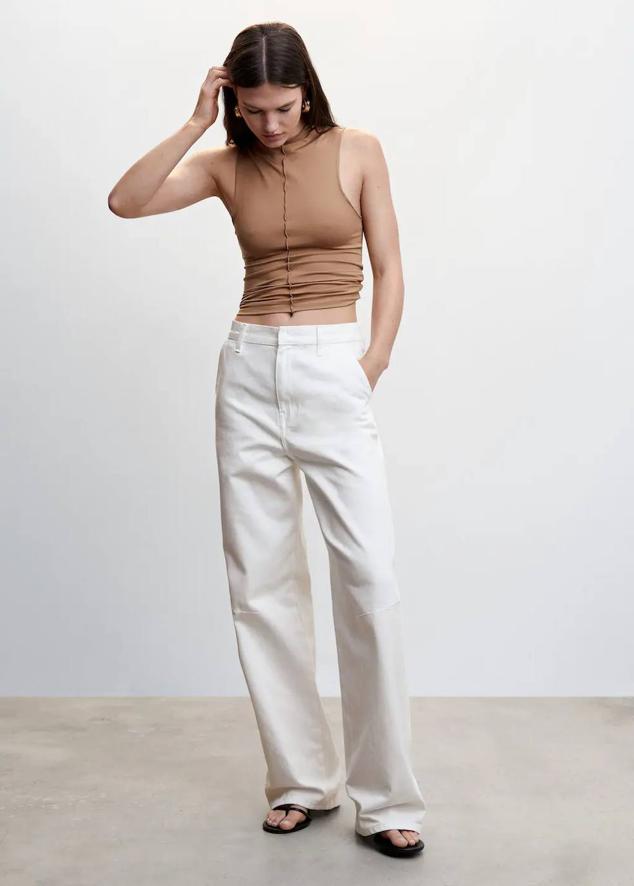 Vaqueros wide leg con perneras rectas y anchas, tiro medio y bolsillos, en blanco, de Mango. Cómpralos a 39,99 euros.