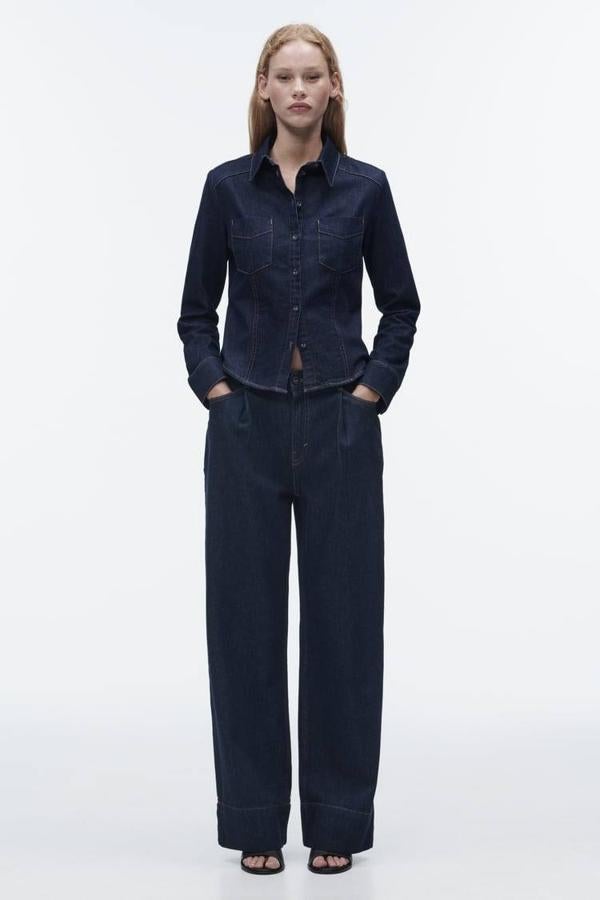 Vaqueros wide leg con perneras extra anchas, tiro alto, bolsillos y detalle de pinzas, en azul oscuro, de Zara. Los encontrarás por 29,95 euros.