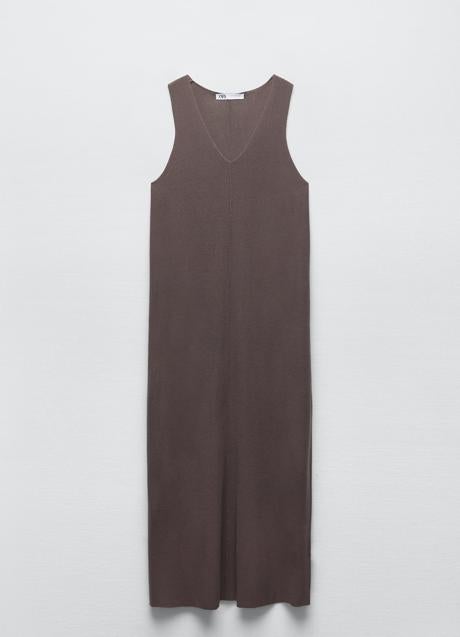 Imagen - Vestido midi con escote en pico de Zara. Foto: Zara.