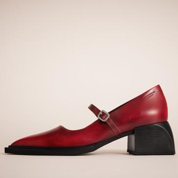 Imagen secundaria 1 - Imagen editorial de la colección de Sézane para este verano, zapato estilo Mary Jane de Vagabond y salón con pulsera de Celine.