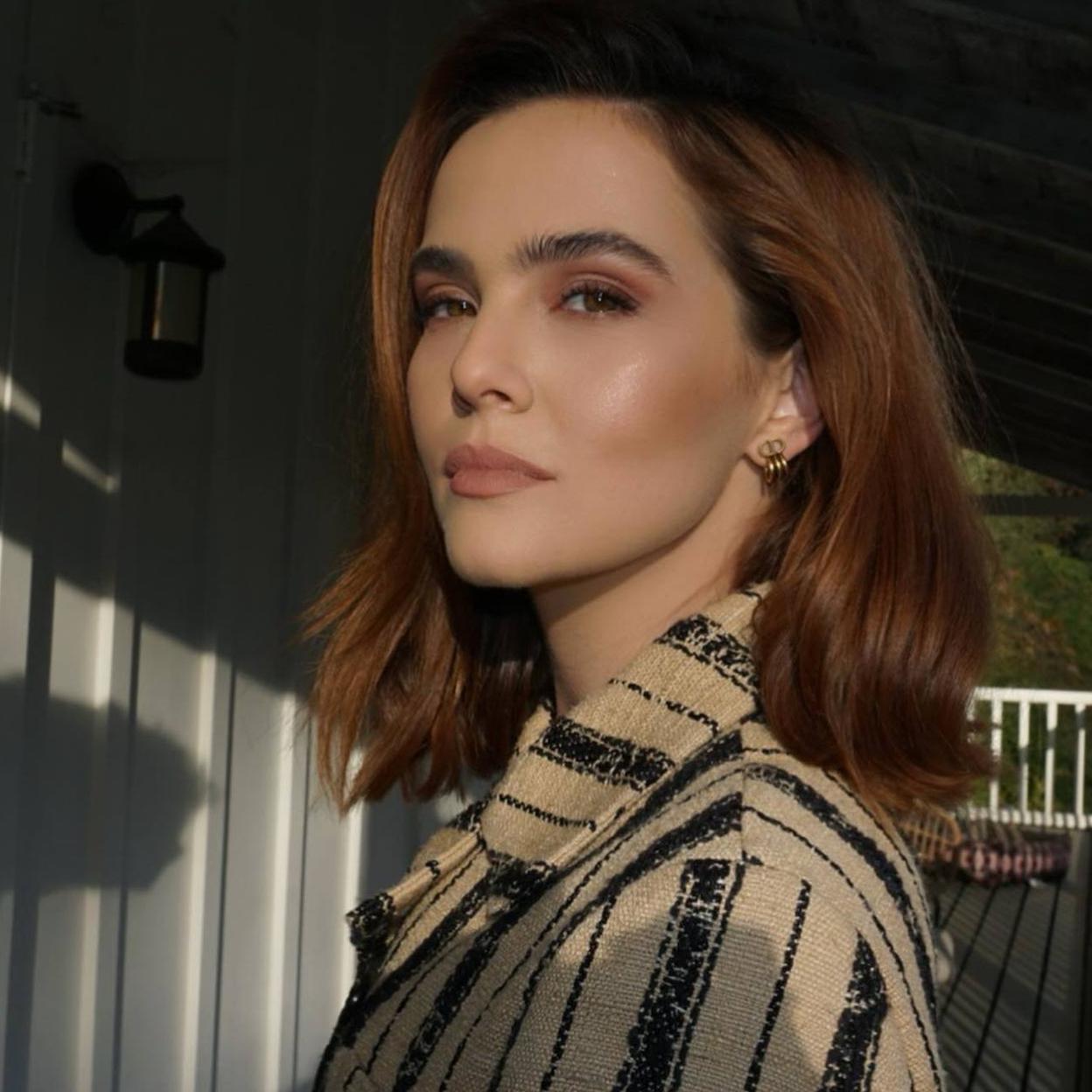 Zoey Deutch luce una piel uniforme y luminosa