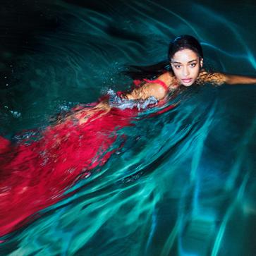 Imagen secundaria 1 - Gafas de sol de Versace en E-Lentillas, imagen editorial de la colección de Charo Ruiz para este verano y bañador de Etam.