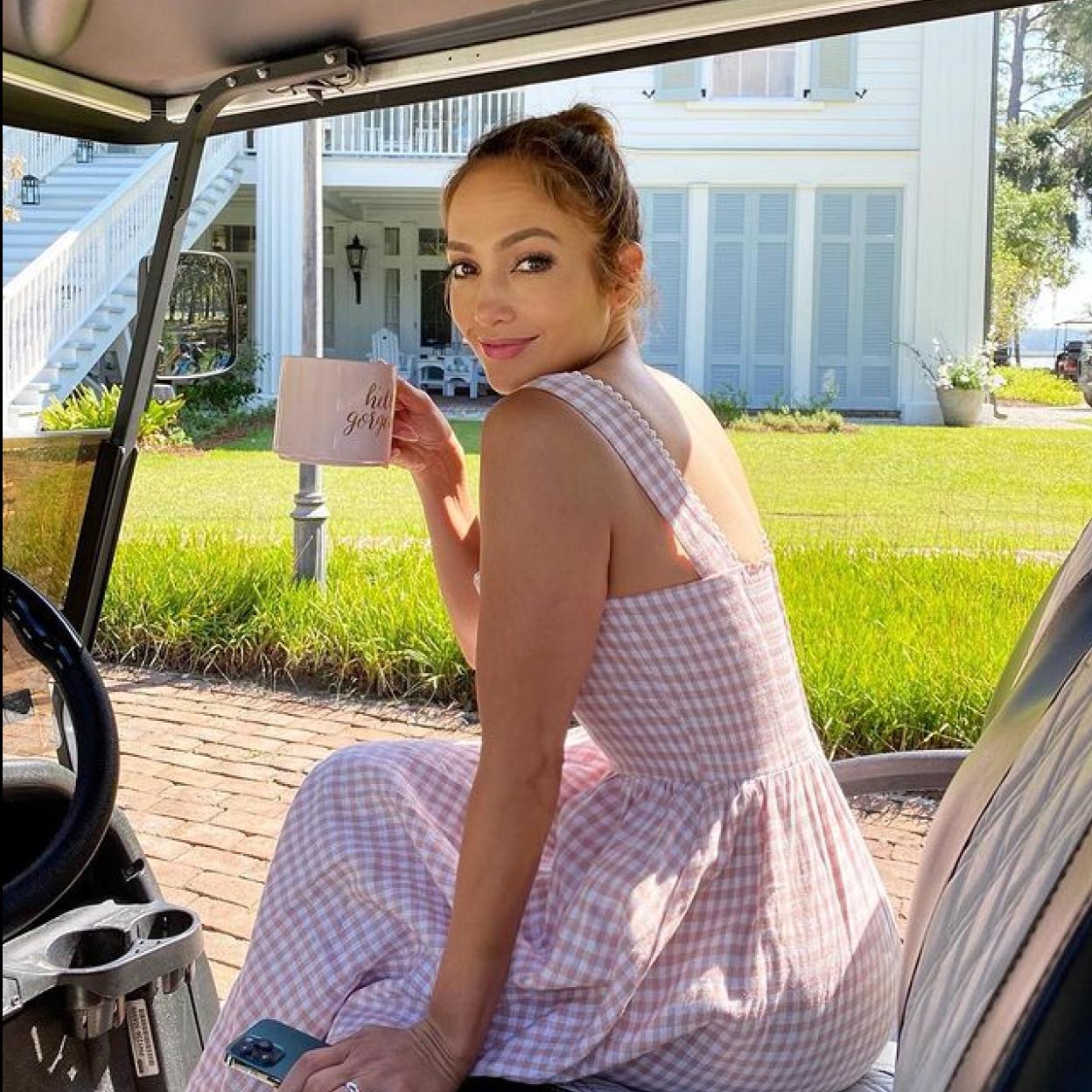 Jennifer Lopez tiene un estilo único donde el glamour y la sensualidad siempre están presentes.