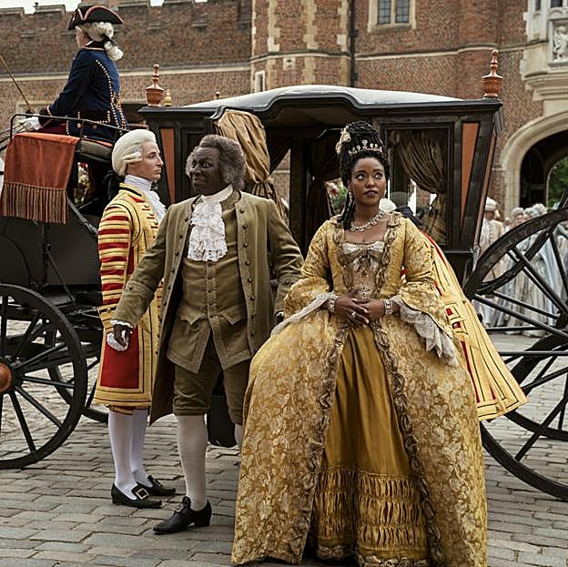 Arsema Thomas interpreta a la joven Lady Agatha Danbury en La reina Carlota. 