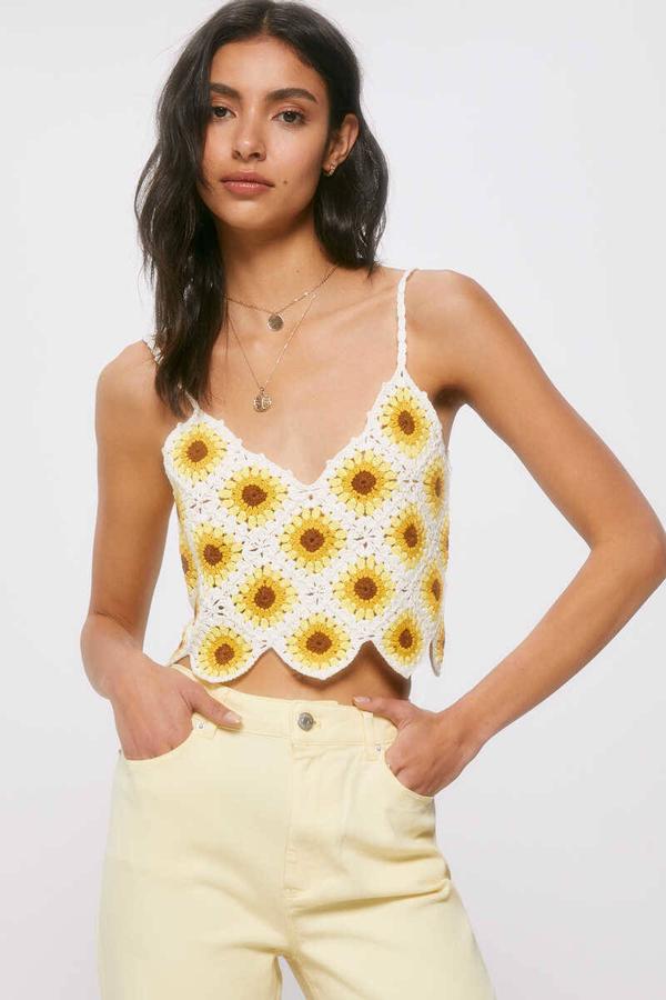 Top en tejido de punto crochet con patrón de girasoles, tirantes finos, escote de pico y bajo festoneado, color blanco, de High Spirits. Encuéntralo en Spingfield a 49,99 euros.