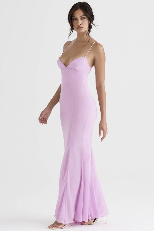 Vestido largo con escote de pico, tirantes finos y falda con vuelo, color rosa claro. Su precio es de 235 euros.