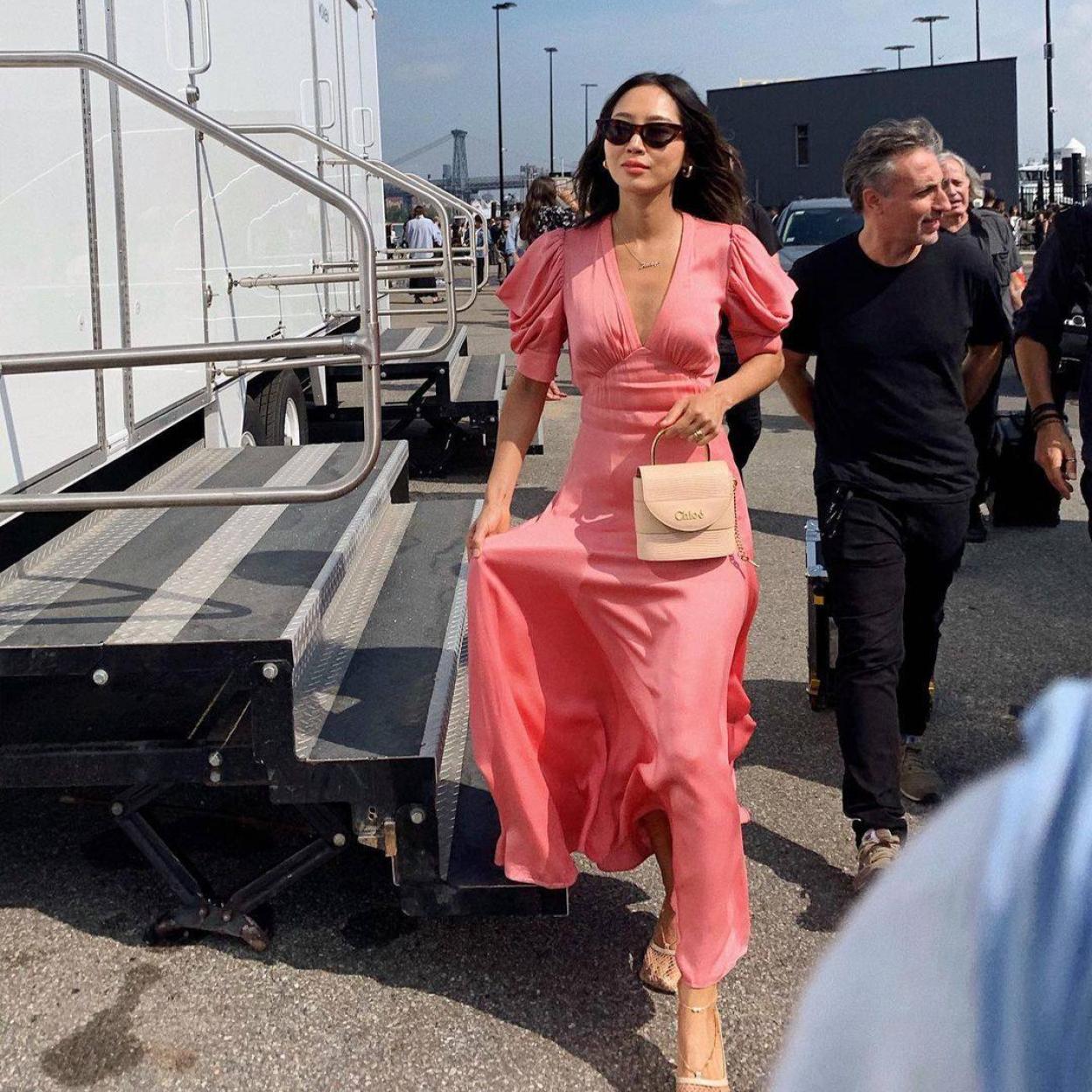 La influencer lleva un vestido en el tono coral tendencia