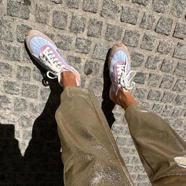 Imagen secundaria 1 - Las influencers con las zapatillas Bird de Hoff.