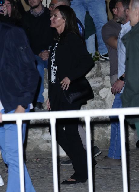 Imagen - La reina con bailarinas negras. / MUJERHOY