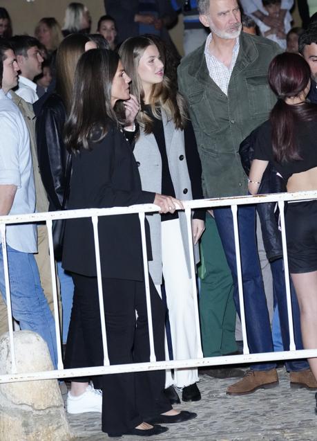 Imagen - Los reyes y sus hijas en Chinchón. / MUJERHOY