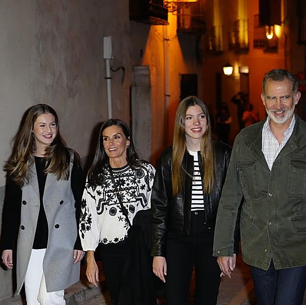 Los reyes y sus hijas en Chinchón.
