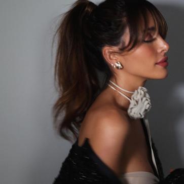 Imagen secundaria 1 - Looks de influencers con la flor en el cuello.