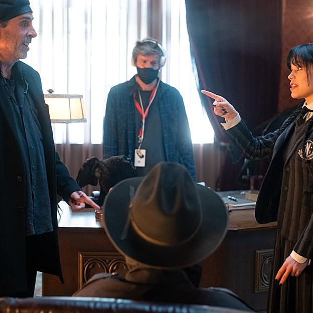 Ortega y el director Tim Burton durante el rodaje de Miércoles. 